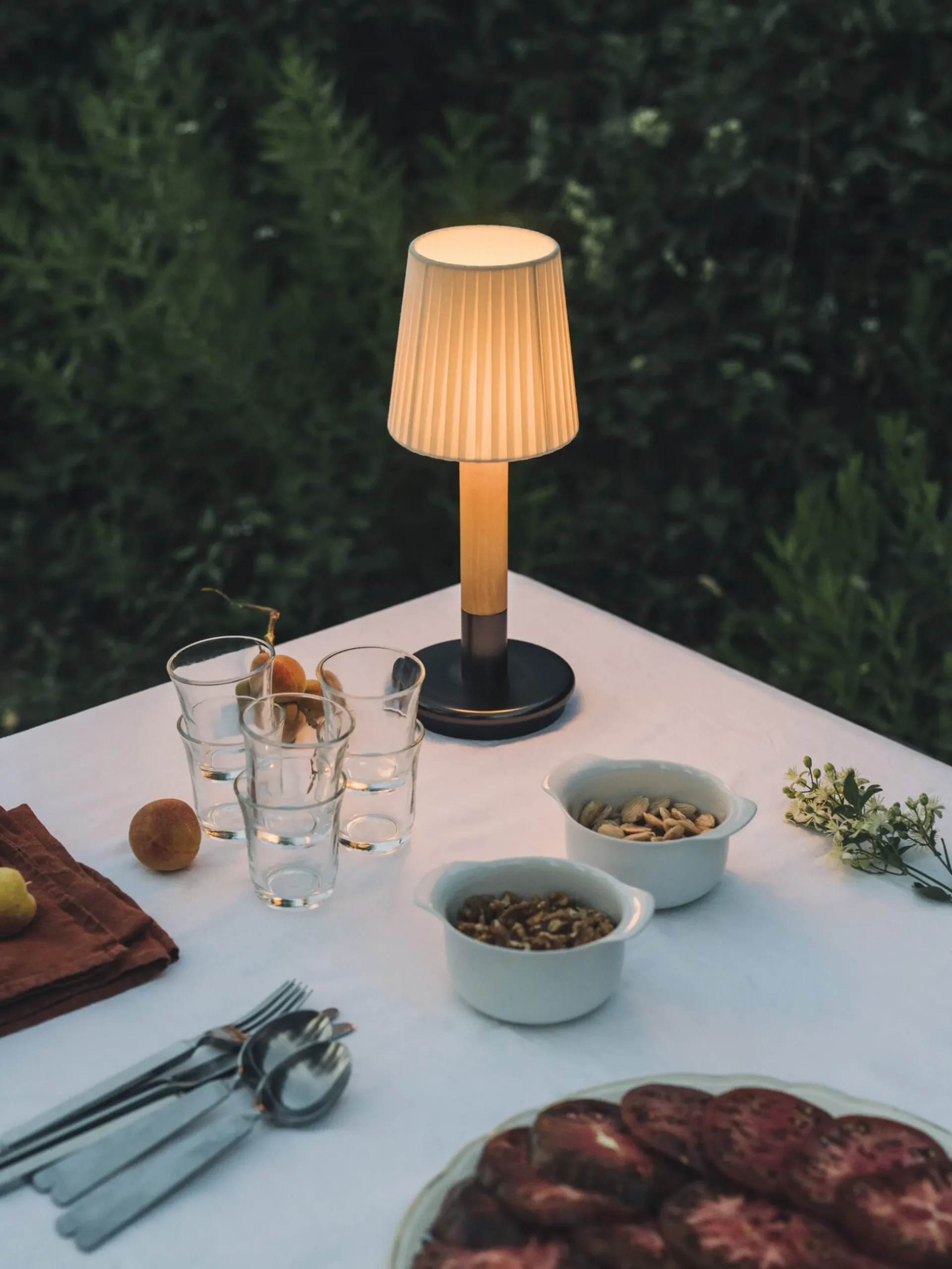Básica Mínima Batería Portable Table Lamp - Bronze - Natural Ribbon