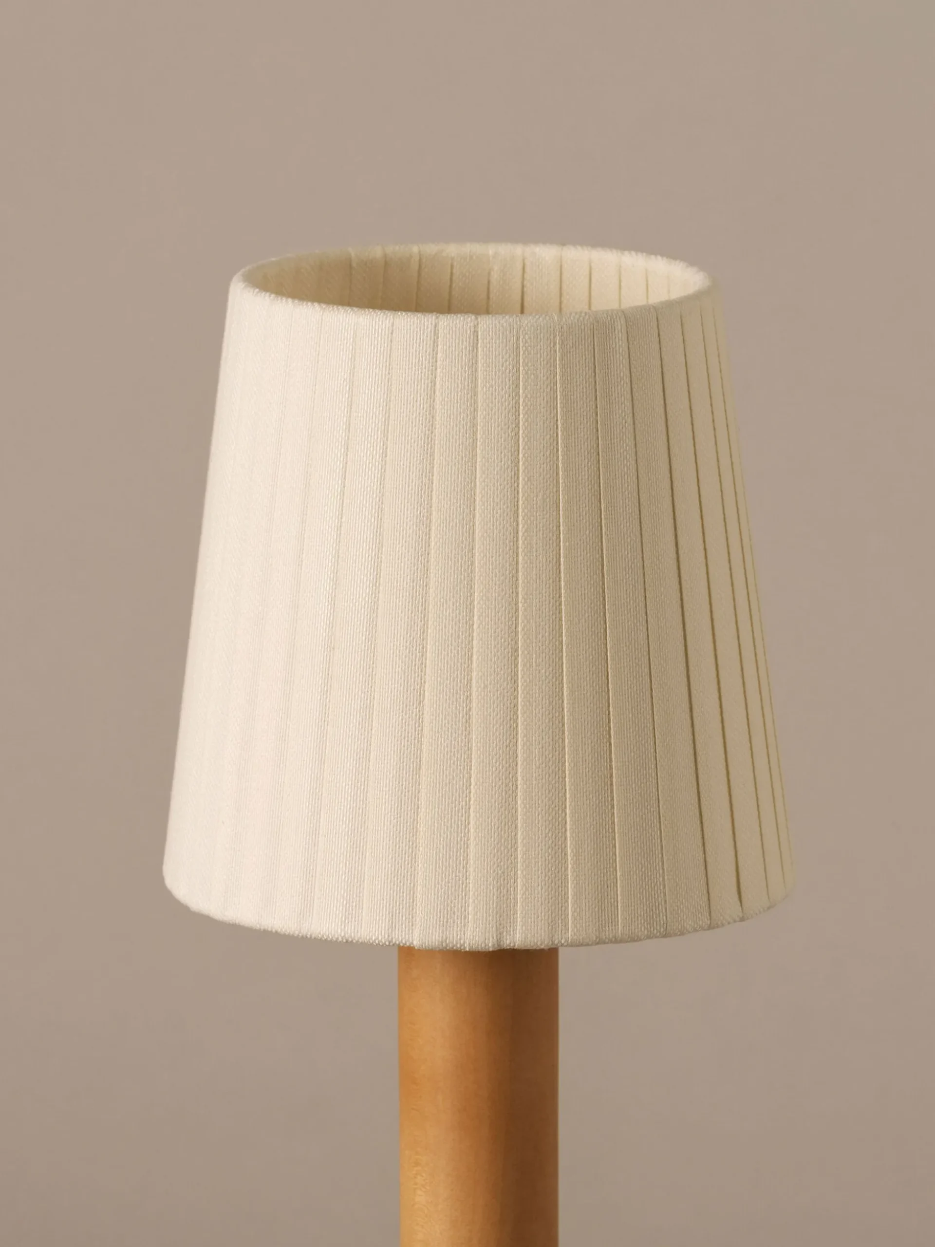 Básica Mínima Batería Portable Table Lamp - Bronze - Natural Ribbon