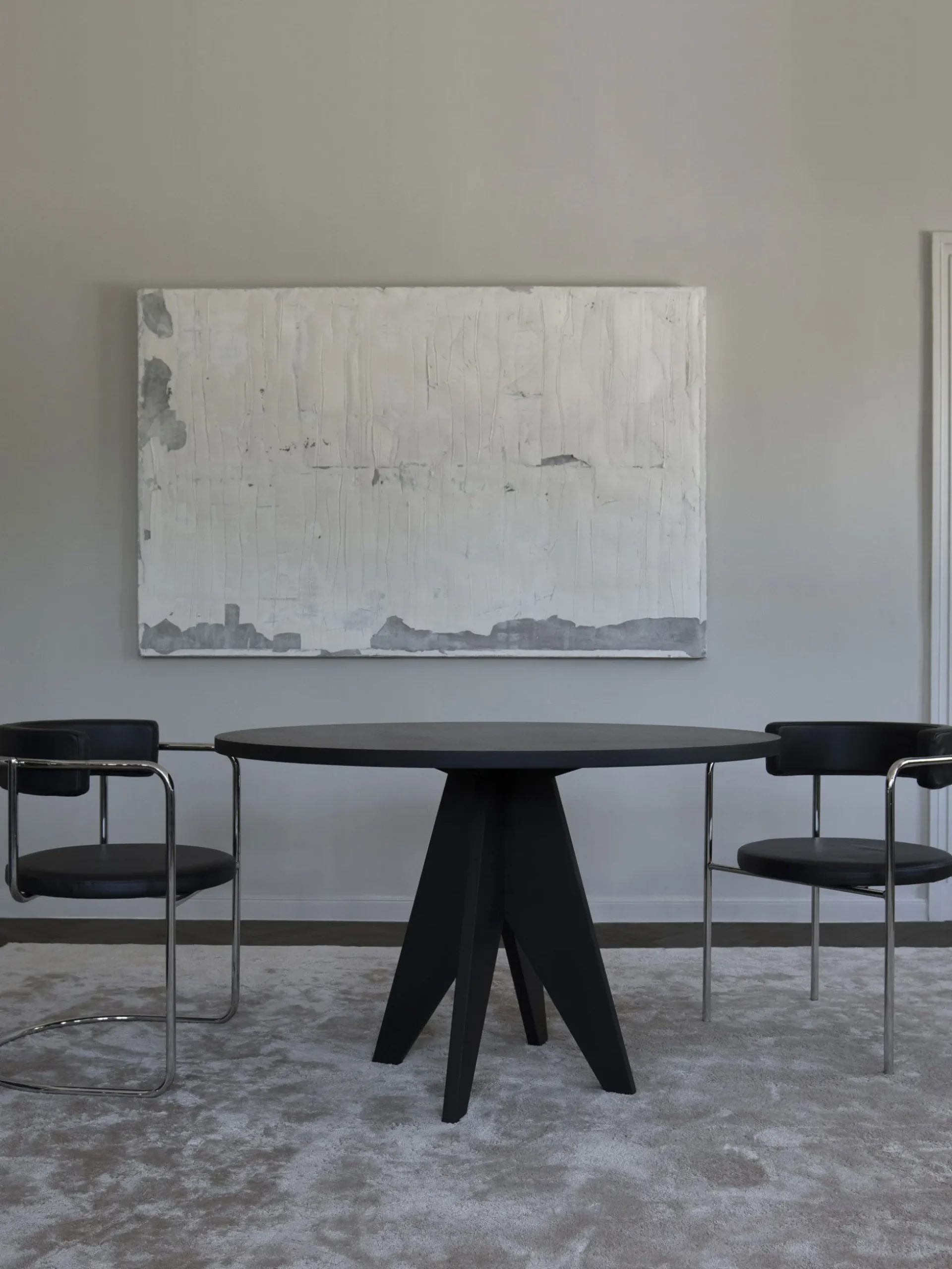 Pose Round Dining Table